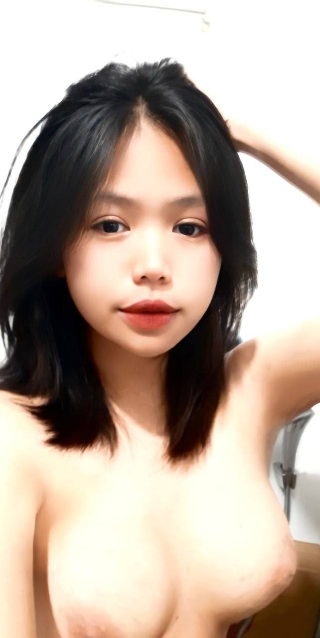 Chuyến đi tàu điện bất ổn của em học sinh nữ trên đường về nhà