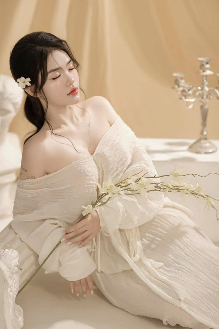 Cô sinh viên hư hỏng đã cạo lông mu và quan hệ với anh ta cho đến khi anh ta xuất tinh